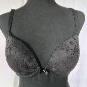 VICTORIA’S SECRET black lace padded Body by Victoria Push up bra. Size 34 D.